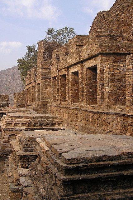 Takht-i-Bahi-min